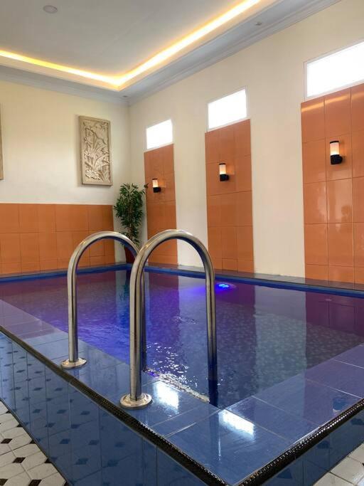 Kayz Villa Batu dengan Kolam Renang Pribadi Luaran gambar