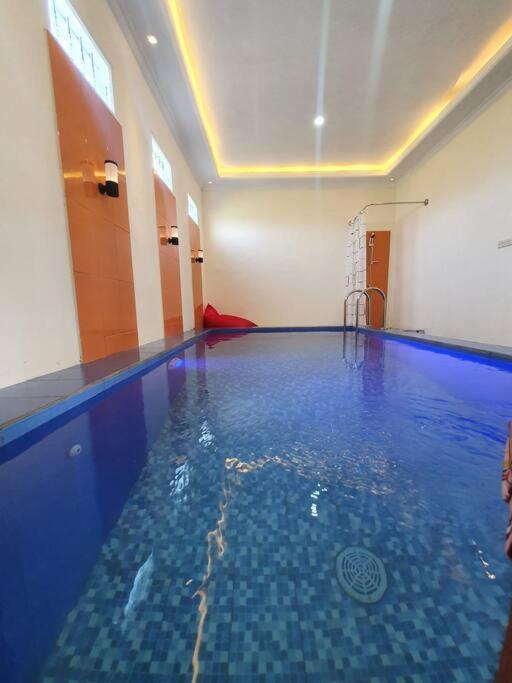 Kayz Villa Batu dengan Kolam Renang Pribadi Luaran gambar